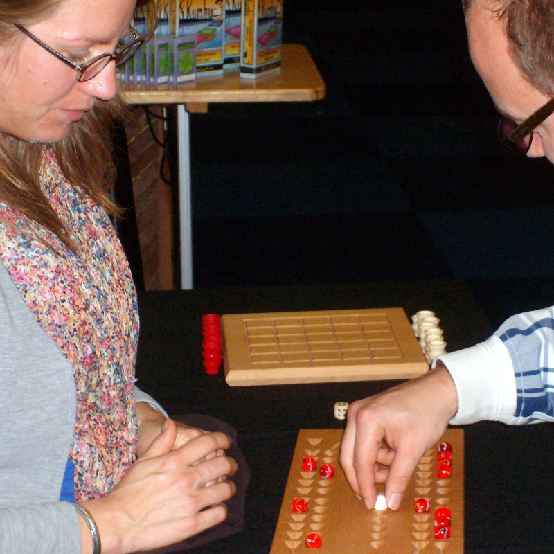 Zwei Spieler spielen Samsara.